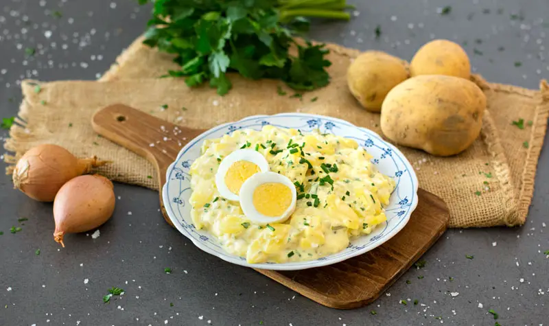 Bester Kartoffelsalat mit Mayonnaise & Ei