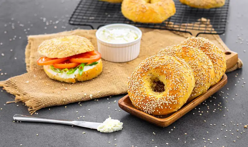 Einfache Bagels wie vom Bäcker